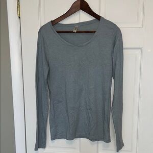 Threads 4 Thought women’s long sleeve shirt size large
